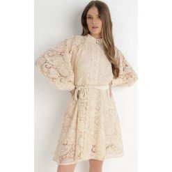Jasnobeżowa Sukienka Rhenitrite. Brązowe sukienki Born2be, m, z aplikacjami, z koronki, klasyczne, bez kołnierzyka, bez ramiączek, mini, rozkloszowane. W wyprzedaży za 195.49 zł.