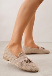 Beżowe Mokasyny z Imitacji Zamszu z Ozdobną Perforacją i Frędzlami Yenone. Brązowe mokasyny Born2be, bez wzorów, z jeansu. Za 89.99 zł.