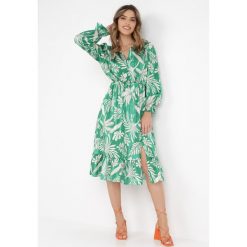 Zielona Sukienka Parthitheme. Zielone sukienki Born2be, s, z aplikacjami, bez kołnierzyka, bez ramiączek, midi. W wyprzedaży za 77.99 zł.