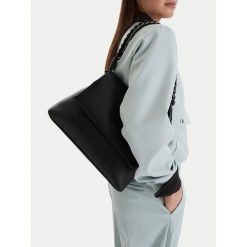 Torebka JENNY. Czarne torebki klasyczne Jenny, bez wzorów, klasyczne, bez dodatków. Za 119.99 zł.