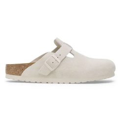 BIRKENSTOCK Boston Soft Footbed Suede Leathe Klapki damskie. Białe klapki Birkenstock, bez wzorów, klasyczne, bez obcasa, bez zapięcia. Za 579.99 zł.