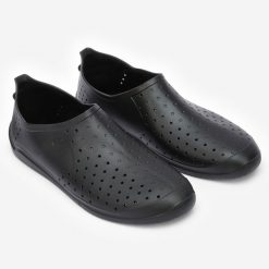 Buty wodne do gimnastyki w wodzie Nabaiji Aquashoe mix. Czarne buty treningowe Decathlon, bez wzorów, bez zapięcia, na fitness i siłownię. Za 39.99 zł.