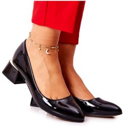 Lewski Shoes Skórzane Lakierowane Czółenka Lewski 3118 Czarne. Czarne czółenka bez wzorów, z lakierowanej skóry, eleganckie, bez obcasa, na obcasie, bez zapięcia. Za 408.24 zł.