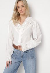 Biała Koszula Bawełniana w Stylu Retro ze Stójką i Ażurową Koronką Tulzema. Białe koszule Born2be, l, z aplikacjami, z bawełny, eleganckie, bez kołnierzyka, bez ramiączek. Za 149.99 zł.