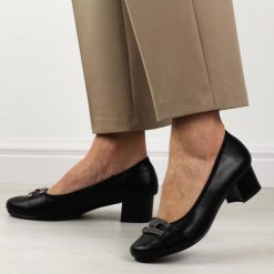 Czarne czółenka damskie na obcasie M.Daszyński Sa233-8. Czarne czółenka M.Daszyński, z aplikacjami, ze skóry, eleganckie, bez obcasa, na obcasie, bez zapięcia. Za 159.00 zł.