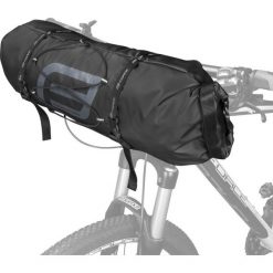 Sakwa rowerowa na kierownicę Force Adventure 8L. Czarne torebki klasyczne FORCE, bez wzorów, sportowe, bez dodatków. Za 249.99 zł.