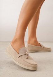 Beżowe Mokasyny VICES Casualowe ze Skórzaną Wkładką i Metalowymi Ozdobami Dinsmore. Brązowe mokasyny Renee, bez wzorów, z materiału, z okrągłym noskiem. Za 89.99 zł.