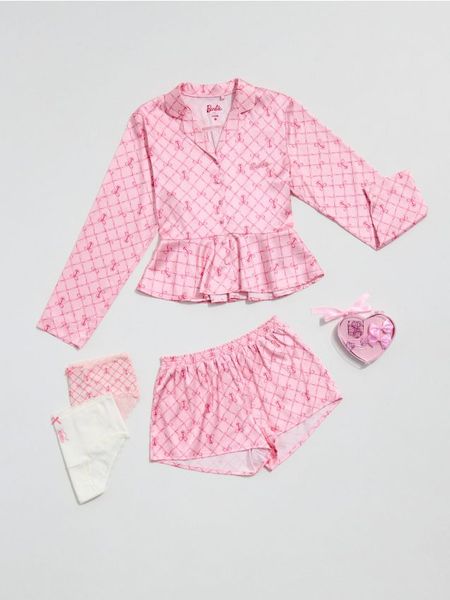 Piżama dwuczęściowa Barbie - różowy. Czerwone piżamy Sinsay, l, bez wzorów, bez kołnierzyka, bez ramiączek. Za 59.99 zł.