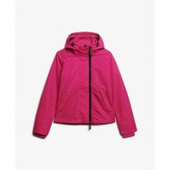 Damska wiatrówka Superdry. Czerwone kurtki przejściowe sportowe Superdry, bez wzorów, z softshellu, bez kaptura, trekkingowe. W wyprzedaży za 484.15 zł.