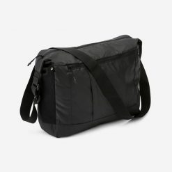 Torba turystyczna Forclaz Travel Compact 15 l. Czarne torby sportowe Decathlon, bez wzorów, z materiału, na ramię, duże. Za 29.99 zł.