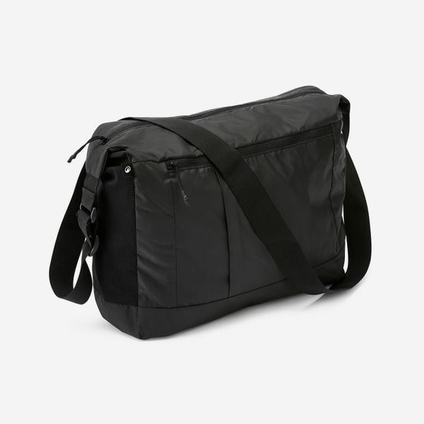 Torba turystyczna Forclaz Travel Compact 15 l. Czarne torby sportowe Decathlon, bez wzorów, z materiału, na ramię, duże. Za 29.99 zł.
