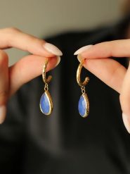 Pierres de Jade Pozłacane kolczyki-wkrętki z opalami rozmiar: onesize. Niebieskie kolczyki Pierres de Jade, z opalem, pozłacane. Za 39.99 zł.