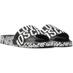 Klapki damskie czarne Love Moschino JA28042G0EI17000. Czarne klapki Love Moschino, bez wzorów, bez obcasa, bez zapięcia. Za 279.99 zł.