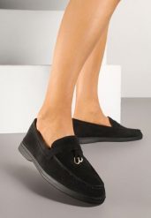 Czarne Mokasyny z Ekozamszu Zdobione Metaliczną Zawieszką Ralselia. Czarne mokasyny Renee, z aplikacjami. Za 89.99 zł.