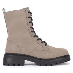 Botki JENNY. Szare botki Jenny, bez wzorów, bez obcasa, na płaskiej podeszwie, bez zapięcia. Za 135.99 zł.