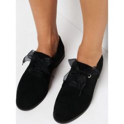 Czarne Półbuty Azarea. Czarne półbuty wsuwane Born2be, bez wzorów, ze skóry, eleganckie, z okrągłym noskiem, bez obcasa, na płaskiej podeszwie. W wyprzedaży za 112.49 zł.