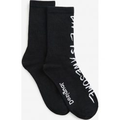 Desigual skarpetki damskie kolor czarny. Czarne skarpetki Desigual, bez wzorów. Za 89.99 zł.