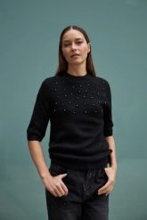 Sweter ozdobiony koralikami czarny. Czarne swetry MOODO, l, bez wzorów, z elastanu, bez ramiączek. Za 129.99 zł.