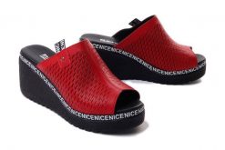 ARTIKER RELAKS 52C0516 czerwony, klapki damskie. Czerwone klapki Artiker Relaks, w ażurowe wzory, ze skóry, bez obcasa, na koturnie, bez zapięcia. Za 244.90 zł.