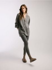 Dzianinowe legginsy - szary. Szare legginsy Reserved, bez wzorów, z dzianiny. Za 119.99 zł.