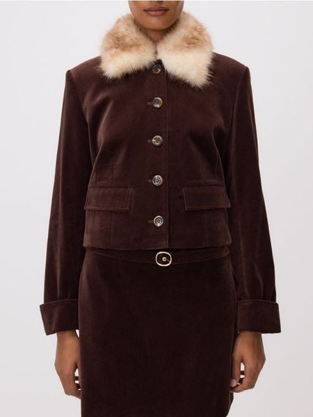 Marynarka z kołnierzem z imitacji futra - ciemnobrązowy. Brązowe marynarki i żakiety Reserved, l, bez wzorów, z bawełny, bez ramiączek. Za 259.99 zł.