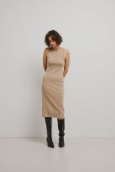 Dopasowana sukienka bez rękawów w kolorze BEIGE - TARMA-XS. Brązowe sukienki Marsala, na co dzień, uniwersalny, bez wzorów, z dzianiny, eleganckie, bez kołnierzyka, bez ramiączek, midi, dopasowane. Za 249.90 zł.