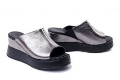 ARTIKER RELAKS 54C0391 srebrny, klapki damskie. Szare klapki Artiker Relaks, bez wzorów, ze skóry, bez obcasa, na koturnie, bez zapięcia. Za 249.90 zł.