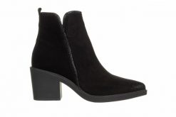 Botki Bayla-159 4916 003-F Czarny Welur 159182, Skóra naturalna - 38. Czarne botki Bayla, bez wzorów, z gumy, eleganckie, bez obcasa, bez zapięcia. W wyprzedaży za 299.00 zł.