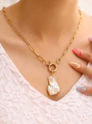 L'Atelier de Gaia Pozłacany naszyjnik z zawieszką - dł. 50 cm rozmiar: onesize. Białe naszyjniki L'Atelier de Gaia, z materiału, z perłą, pozłacane. Za 60.99 zł.