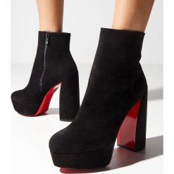 CHRISTIAN LOUBOUTIN - Botki na platformie Movida. Czarne botki CHRISTIAN LOUBOUTIN, bez wzorów, z zamszu, za kostkę, bez obcasa, na obcasie, bez zapięcia. Za 4,349.00 zł.