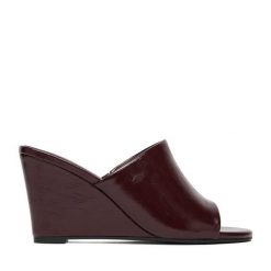 Klapki JENNY. Czerwone klapki Jenny, bez wzorów, bez obcasa, bez zapięcia. Za 119.99 zł.