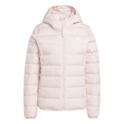 Kurtka damska adidas Essentials Light Down Hooded, puchowa, wodoodporna, różowa. Czerwone kurtki adidas, na zimę, xs, bez wzorów, z nylonu, klasyczne, bez kaptura. Za 449.99 zł.