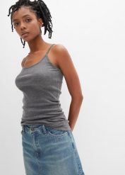 Bawełniany top na wąskich ramiączkach (2 szt.). Białe topy bonprix, bez wzorów, z bawełny, klasyczne, bez kołnierzyka, bez ramiączek. Za 39.99 zł.