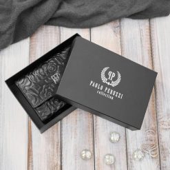 Portfel damski skórzany czarny w orientacji poziomej RFID Paolo Peruzzi AL-15-BL. Czarne portfele z aplikacjami, ze skóry. Za 79.00 zł.