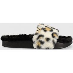 Puma kapcie kolor czarny. Czarne kapcie Puma, bez wzorów, z materiału. W wyprzedaży za 144.99 zł.