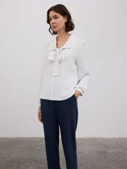 BGN Bluzka w kolorze białym rozmiar: 38. Białe bluzki BGN, bez wzorów, bez kołnierzyka, bez ramiączek. Za 153.71 zł.