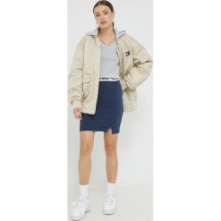 Tommy Jeans spódnica kolor granatowy mini prosta. Niebieskie spódnice Tommy Jeans, na co dzień, l, bez wzorów, z bawełny, mini, proste. W wyprzedaży za 189.99 zł.