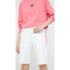 Tommy Jeans szorty jeansowe damskie kolor biały gładkie high waist. Białe szorty Tommy Jeans, bez wzorów, z jeansu. W wyprzedaży za 189.99 zł.