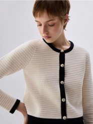 Pudełkowy kardigan ze strukturalnej dzianiny z bawełną - złamana biel. Swetry Reserved, l, bez wzorów, z bawełny, bez ramiączek. W wyprzedaży za 109.99 zł.