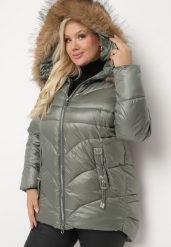 Zielona Kurtka z Eleganckim Pikowaniem z Kapturem z Futerkiem Zemiella. Zielone kurtki Born2be, plus size, bez wzorów, z jeansu, eleganckie, z kapturem. W wyprzedaży za 185.49 zł.