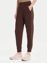 Guess Spodnie dresowe W5YB11 KBYE2 Brązowy Regular Fit. Brązowe spodnie dresowe Guess, z aplikacjami, z dresówki. Za 339.99 zł.
