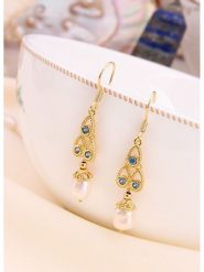 L'Atelier de Gaia Pozłacane kolczyki z perłami i cyrkoniami rozmiar: onesize. Białe kolczyki L'Atelier de Gaia, z cyrkonią, pozłacane. Za 37.95 zł.