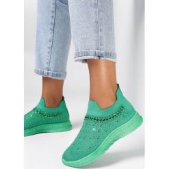 Zielone Buty Sportowe Ceeky. Zielone buty sportowe lifestyle Born2be, z aplikacjami, z jeansu, bez zapięcia. W wyprzedaży za 80.49 zł.