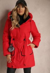 Czerwona Kurtka Parka ze Ściągaczami w Talii i Kapturem Zdobiona Zawieszką Zeriena. Czerwone kurtki Renee, l, z aplikacjami, z jeansu, eleganckie. W wyprzedaży za 279.99 zł.