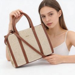 Torebka damska Rieker, torebka z plecionego materiału tekstylnego z elementami skóry naturalnej o prostej sztywnej formie z wygodnymi uchwytami i dod. Brązowe torebki klasyczne Rieker, bez wzorów, ze skóry, eleganckie, na ramię, bez dodatków. Za 279.00 zł.