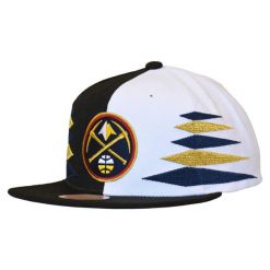 Czapka z daszkiem Mitchell & Ness NBA Diamond Cut Denver- HHSS1093-DNUYYPPPBKWH. Białe czapki z daszkiem Mitchell & Ness, bez wzorów, sportowe. Za 89.00 zł.