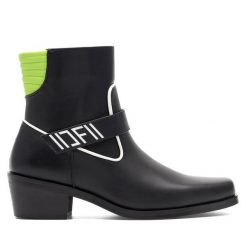 Botki JENNY. Czarne botki Jenny, bez wzorów, bez obcasa, na słupku, bez zapięcia. Za 119.99 zł.