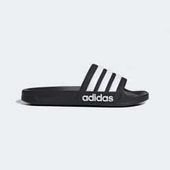 Klapki basenowe Adidas Adilette Shower. Białe klapki adidas, bez wzorów, sportowe, bez obcasa, bez zapięcia. Za 129.99 zł.