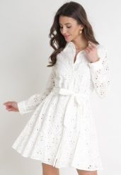 Biała Ażurowa Sukienka Bawełniana z Wiązanym Paskiem Ilerah. Białe sukienki Born2be, l, w ażurowe wzory, z bawełny, boho, bez kołnierzyka, bez ramiączek, mini. Za 289.99 zł.