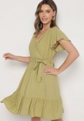 Zielona Wiskozowa Sukienka z Kopertowym Dekoltem i Paskiem Aurenelle. Zielone sukienki Born2be, na co dzień, l, bez wzorów, z jeansu, eleganckie, bez kołnierzyka, bez ramiączek, midi, dopasowane. W wyprzedaży za 50.99 zł.